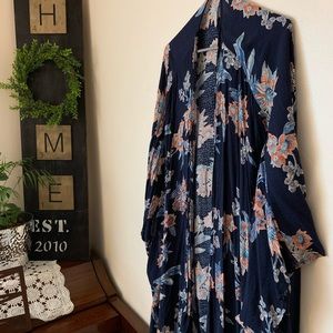 {•En Créme•} Blue Floral Shrug